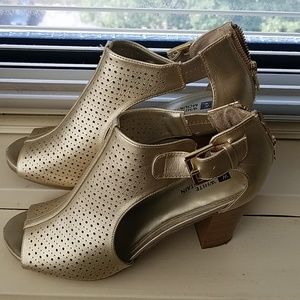 Beautiful gold platform peep toe heels